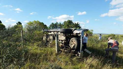 Así quedó la camioneta, tras volcar en el campo.