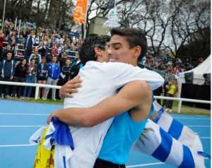 Incondicionales: El abrazo con su madre tras lograr la medalla de plata. 