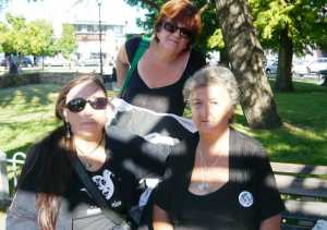 Irma Leites y Norma Morroni de Plenaria Memoria y Justicia presentes en Maldonado. 