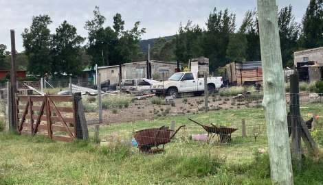 Tragedia en Cerros Azules: incendio de casa de madera cobró la vida de una mujer y dos niños