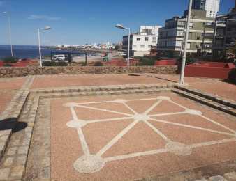 Espacio poco conocido: la Plaza del Ingenio de Punta del Este y sus juegos en el piso
