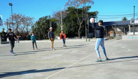 Iluminarán todas las canchas de fútbol infantil del país para fortalecer el desarrollo comunitario