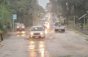Múltiples vías de tránsito inundadas en Maldonado y Punta del Este por intensas lluvias