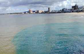 Generó alarma vertido de líquido azulado a la playa de Piriápolis desde un edificio en obra