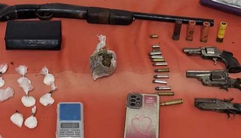 Múltiples allanamientos en Maldonado y San Carlos: 5 armas de fuego incautadas y 11 detenidos