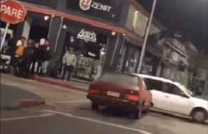 Conductor chocó cartel de PARE, luego una camioneta circulando y terminó incrustado contra un árbol