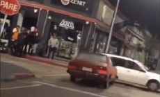 Conductor chocó cartel de PARE, luego una camioneta circulando y terminó incrustado contra un árbol